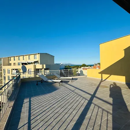 Aqua Blue 38 Penthouse Sunny Apartment